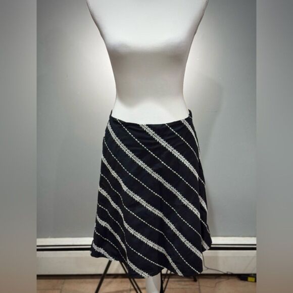 CLEARANCE! B/W Striped WHBM Y2K A-Line Skirt Size 4 EUC - Picture 1 of 5